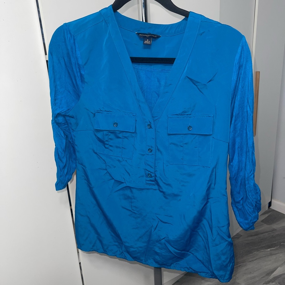 This cute banana republic shirt is brand new never used
